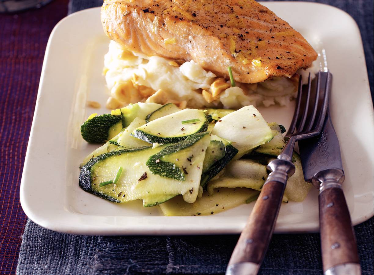 Gestoofde zalm met courgettesalade