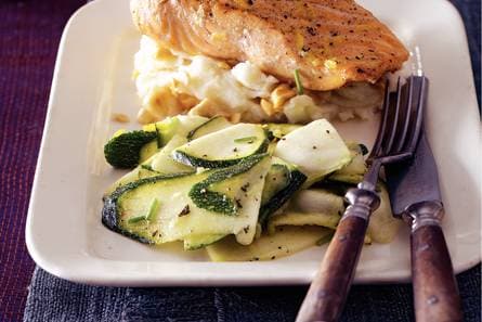 Gestoofde zalm met courgettesalade