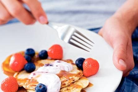 Pannenkoekjes met aardbei en bosbes