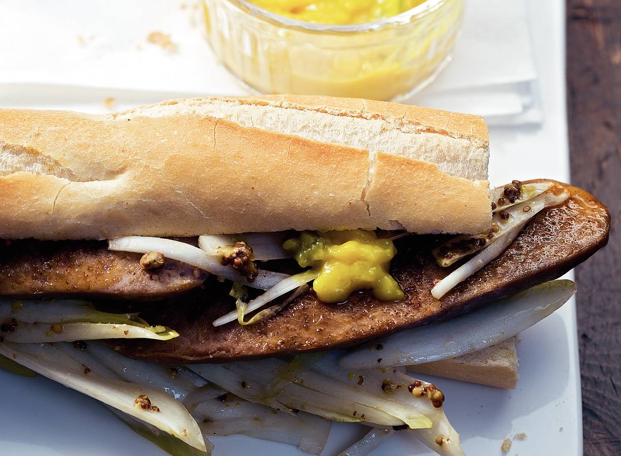 Stokbrood met braadworst en witlofsla