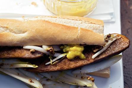 Stokbrood met braadworst en witlofsla
