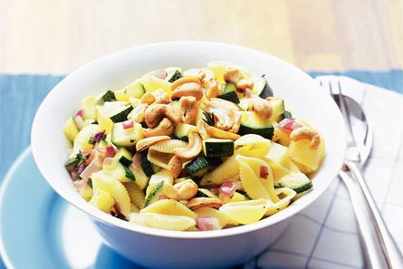 Pasta met kruidige courgette en cashewnoten