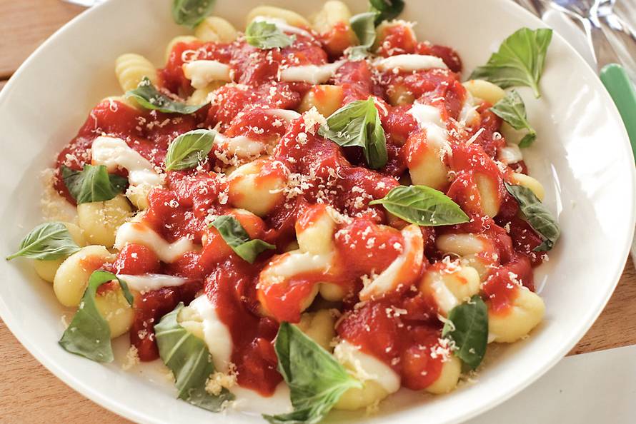 gnocchi met tomatensaus - recept - allerhande - albert heijn