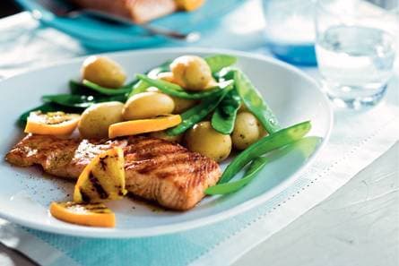 Kruidige zalm met peultjes