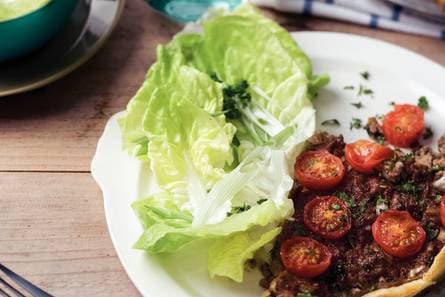 Gehakttaart met cherrytomaten