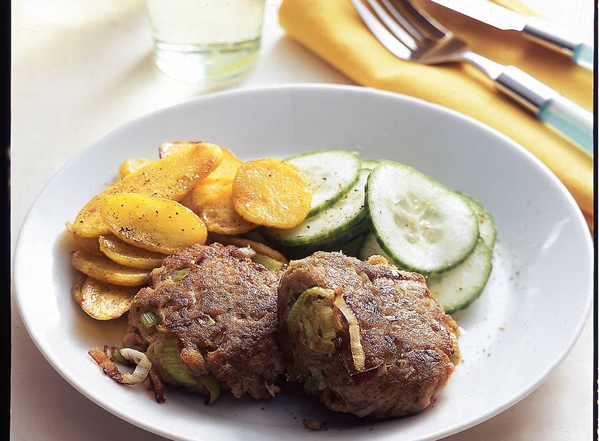 Zalmburgers met kerrie-aardappeltjes