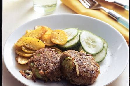 Zalmburgers met kerrie-aardappeltjes