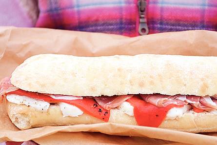 Ciabatta met Parmaham, mozzarella en gegrilde paprika