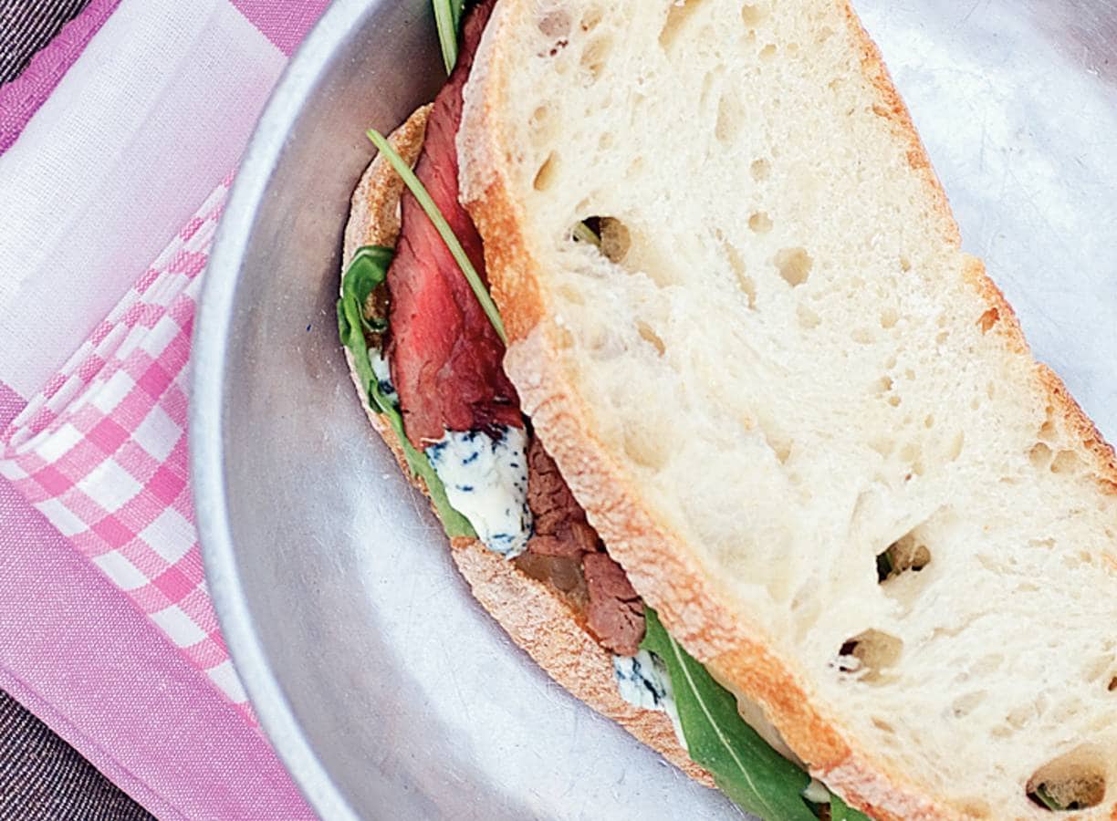 Sandwich met gegrilde biefstuk en blauwaderkaas