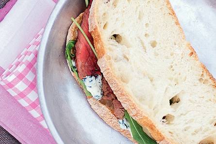 Sandwich met gegrilde biefstuk en blauwaderkaas