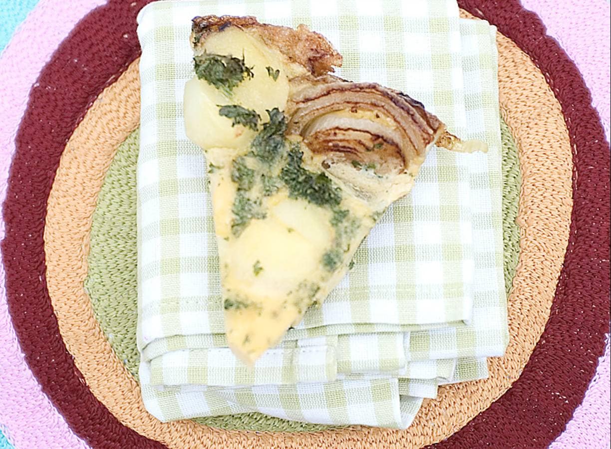 Aardappeltortilla met peterselie en gekarameliseerde ui