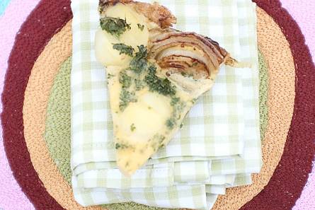 Aardappeltortilla met peterselie en gekarameliseerde ui