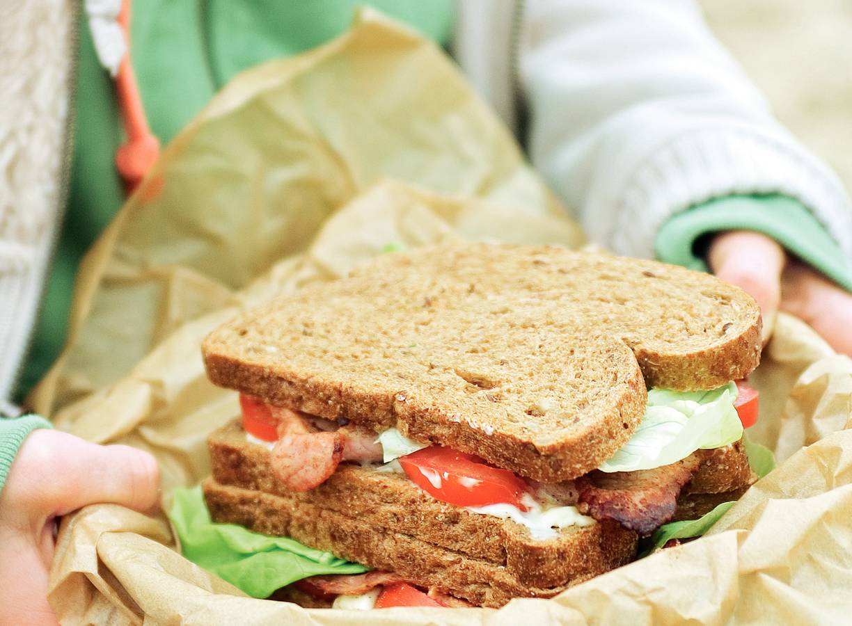 Sandwich met bacon, sla en tomaat