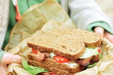 Sandwich met bacon, sla en tomaat