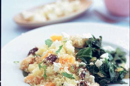 Couscous met witte kaas, spinazie en fruit