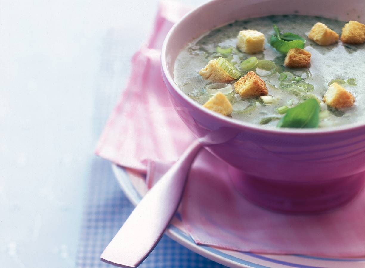 Aardappelsoep met basilicum en bosui