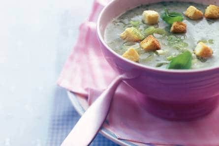 Aardappelsoep met basilicum en bosui