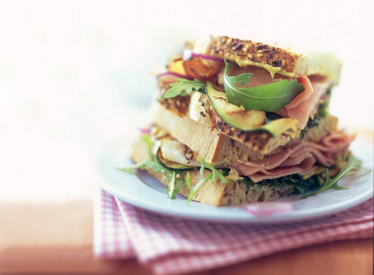Gegrilde ham met courgette en mosterdmayonaise