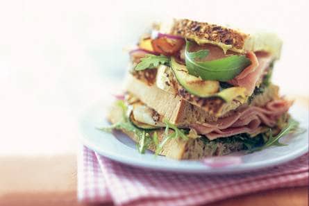 Gegrilde ham met courgette en mosterdmayonaise