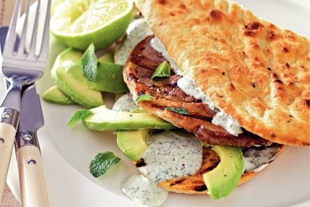Naanbrood met gegrild lamsvlees, avocado en munt