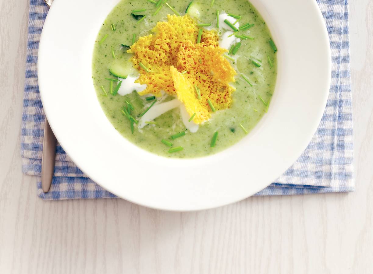 Supersimpele courgettesoep met kerriekaaskoekjes