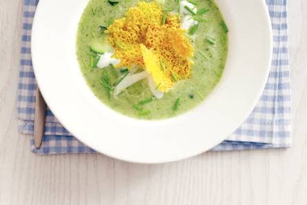 Supersimpele courgettesoep met kerriekaaskoekjes