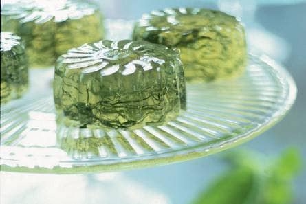 Frisse limoenjelly met basilicum