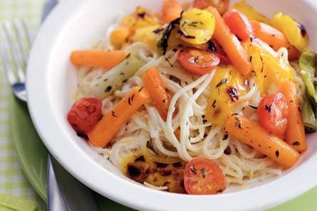 Romige spaghetti met voorjaarsgroenten