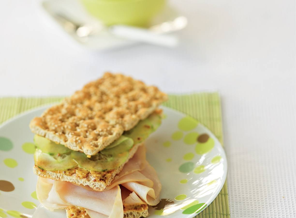 Knäckebröd met kipfilet en
komkommersalade