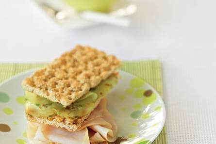 Knäckebröd met kipfilet en
komkommersalade