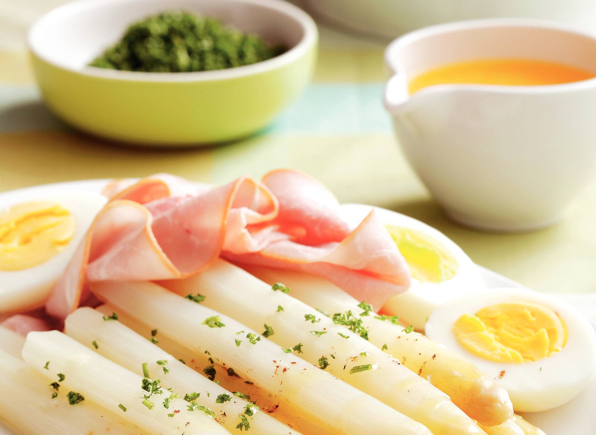 Asperges Met Ham Ei En Botersaus Recept Allerhande Albert Heijn