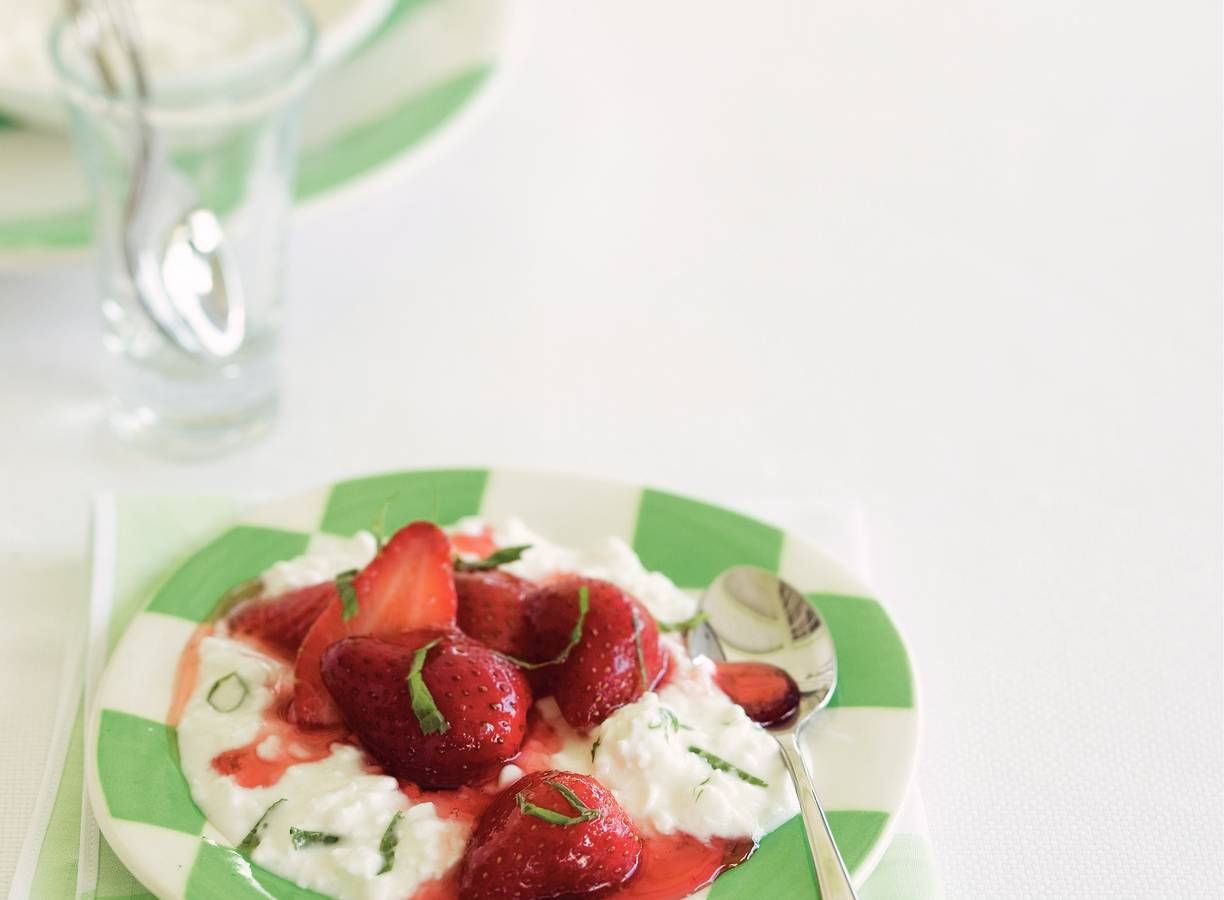 Aardbeien met hüttenkäse en honing