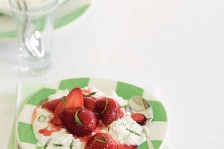 Aardbeien met hüttenkäse en honing