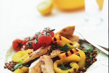 Linzensalade met gegrilde citroenkip