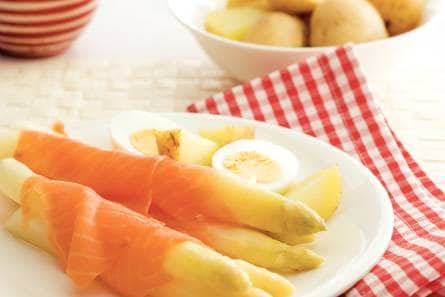 Witte asperges met zalm en ei