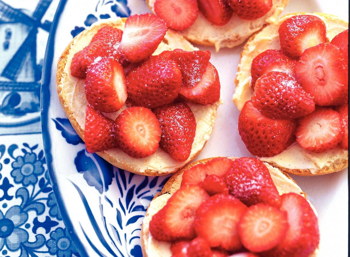 Beschuitje met vanilleboter en aardbeien