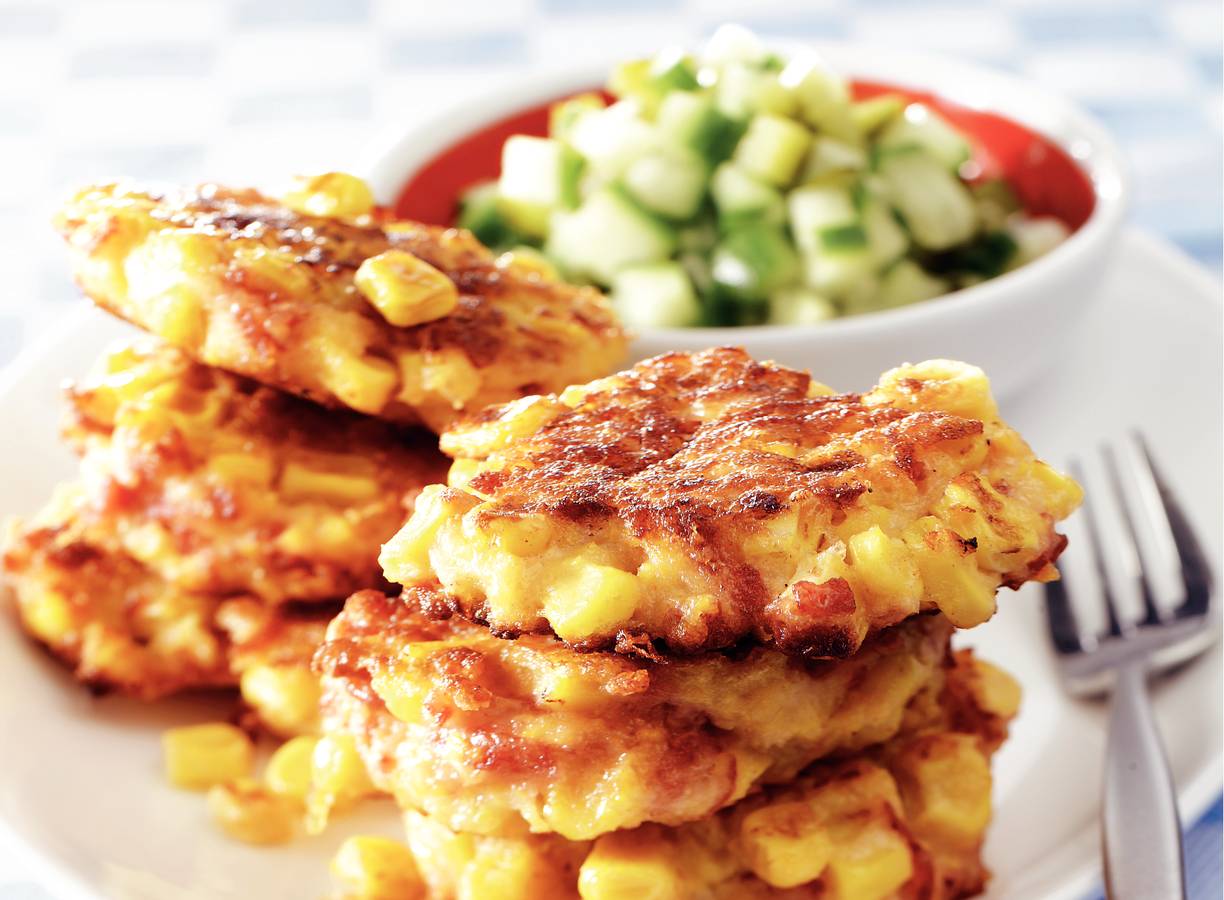 Maïsburgertjes met komkommersalade