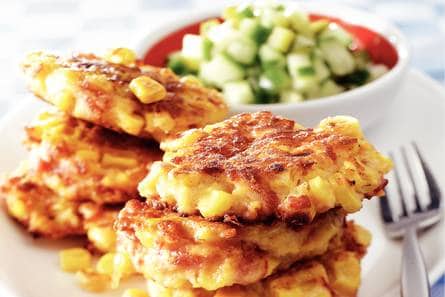 Maïsburgertjes met komkommersalade