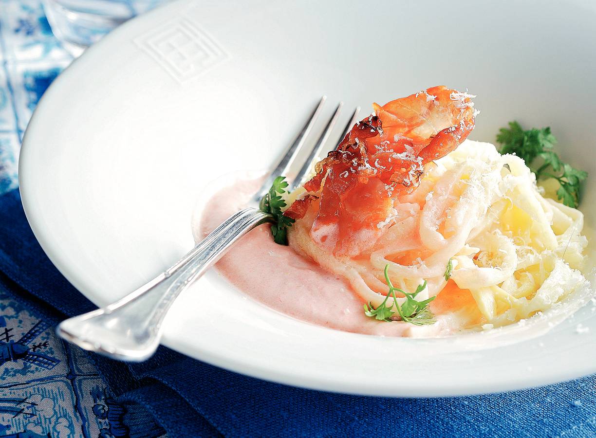 Spaghetti van asperge met een romige hamsaus