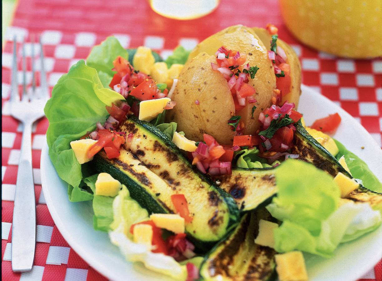 Gepofte aardappel met salsa en salade