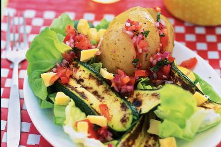 Gepofte aardappel met salsa en salade