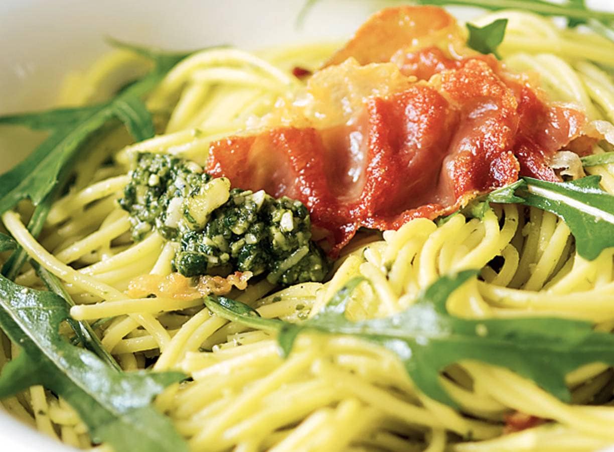 Pestospaghetti met rucola en krokante ham