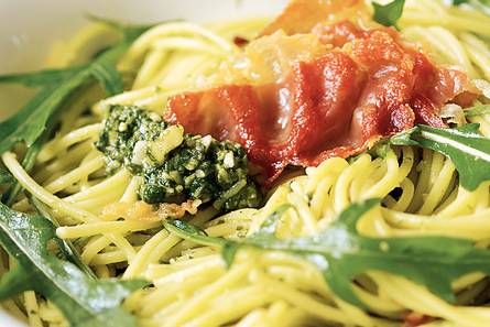 Pestospaghetti met rucola en krokante ham