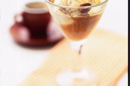 Karamelijs met espresso