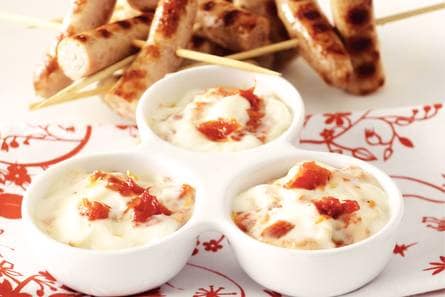 Gegrilde worstjes met tomatendip