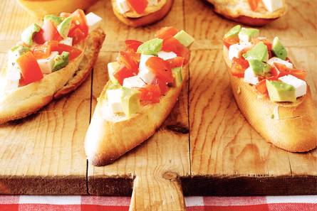 Geroosterd brood met avocado en witte kaas