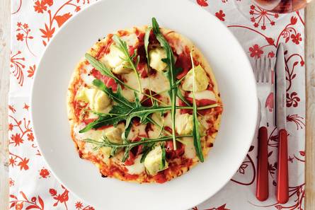 Pizza met ham en artisjok