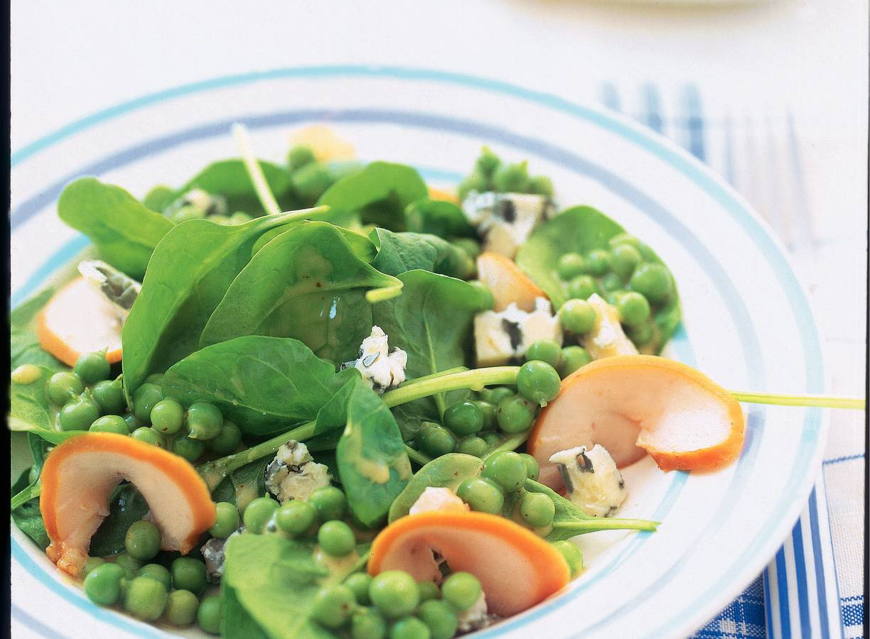 Salade met gerookte kip en doperwtjes