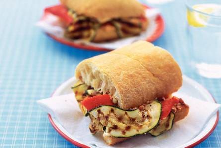 Broodje met gegrilde groenten