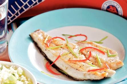 Gebakken zeebaars met zoete rode peper